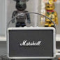 Coluna Bluetooth Portátil Marshall – BT 5.0, IPX4, Graves Profundos, Exterior